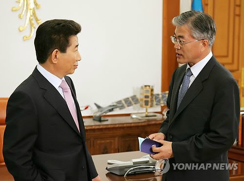 ▲ 노무현 대통령과 대화하고 있는 민주당 문재인 의원.  ⓒ연합뉴스