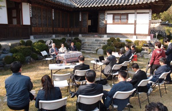 ▲ ▲최민호 전 청장의 한옥에서 열린 기자간담회. ⓒ세종의 소리