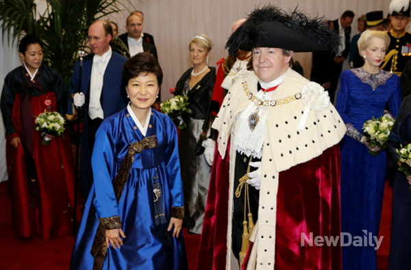 ▲ 박근혜 대통령이 6일(현지시간) 시티오브런던 로저 시장이 베푼 만찬에 참석하다가 아찔한 순간을 맞았다. ⓒ 뉴데일리 (청와대 제공)