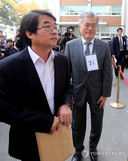 ▲ 친노계인 안도현 시인과 민주당 문재인 의원이 법원 앞에 서있는 모습. ⓒ연합뉴스