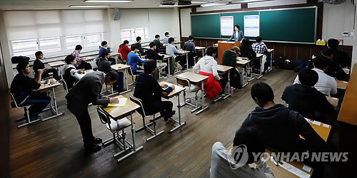 ▲ 대학수학능력시험일인 7일 오전 광주 서구 치평동 전남고등학교의 한 고사장에서 수험생들이 초조하게 시험시작을 기다리고 있다.ⓒ 연합뉴스