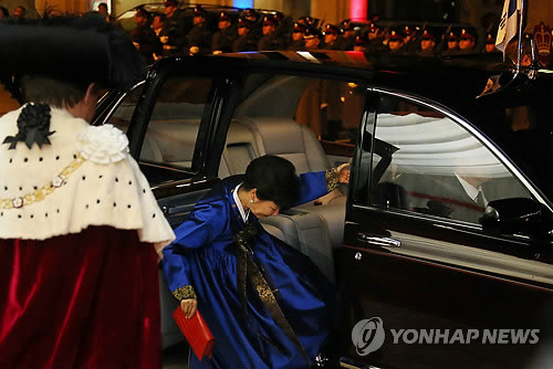 ▲ 박근혜 대통령이 6일 저녁(현지시간) 런던 시내 '길드홀'에 도착, 차량에서 내리다 한복에 발이 걸리며 넘어지고 있다. ⓒ 연합뉴스