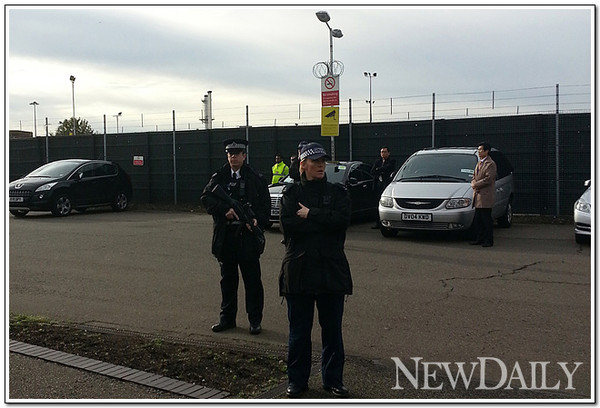 ▲ 영국 히드로 공항에서 경찰이 총을 들고 대통령 수행단을 통제하고 있다. 이날 지나친 검색 강화로 박근혜 대통령은 런던 출발이 지연돼 일정에 차질을 빚었다. ⓒ 뉴데일리