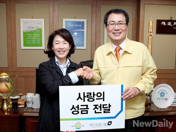 ▲ 7일 전남 나주시청에서 열린 [사랑의 성금전달식]에서 대신금융그룹 이어룡 회장(왼쪽)이 임성훈 나주시장(오른쪽)에게 성금을 전달한 후 기념촬영을 하고 있는 모습 ⓒ대신금융그룹