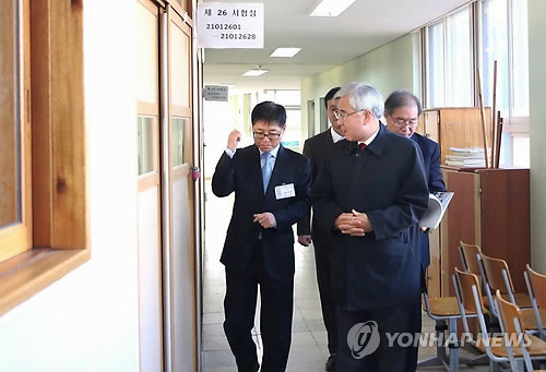 ▲ 수능시험장을 둘러보는 문용린 서울시교육감ⓒ연합뉴스