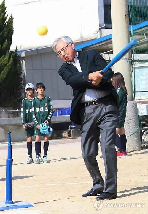 ▲ 문용린 서울시교육감이 학교체육 활성화 방안으로 열리고 있는 초등학교 티볼리그에서 시타를 하고 있다ⓒ연합뉴스