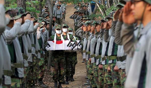 ▲ 경기 용인지역에서 발굴한 유해를 옮기는 유해발굴감식단 장병들. [사진: 국정홍보브리핑]