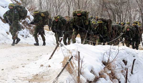 ▲ 혹한기 훈련 중인 병사들. 이들에게 어느 정도 월급을 주는 게 맞을까? [사진: 온라인 커뮤니티]