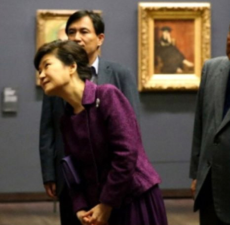 ▲ 박근혜 대통령이 올랑드 프랑스 대통령과 정상회담을 위해 파리에 도착하자 종친떼 세력들이 [박근혜 하야]를 외치며 시위하는 모습.