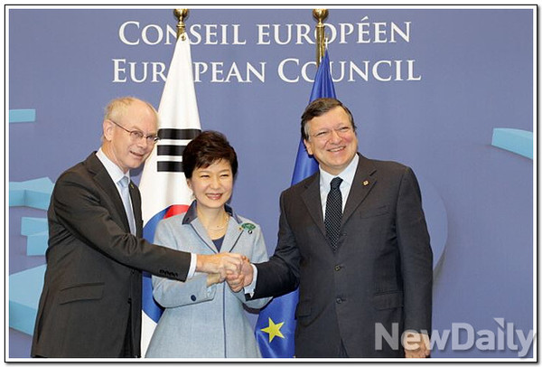 ▲ 박근혜 대통령이 8일 벨기에 브뤼셀에서 EU 본부에서 열린 한-EU 정상회담 이후 헤르만 반 롬퓌이 EU 상임의장과 조제 마누엘 두라옹 바호주 EU 집행위원장과 악수를 나누고 있다. ⓒ 뉴데일리