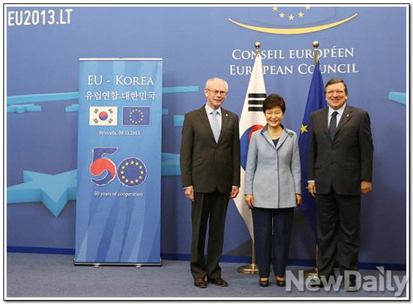 ▲ 박근혜 대통령이 8일 벨기에 브뤼셀에서 EU 본부에서 열린 한-EU 정상회담 이후 헤르만 반 롬퓌이 EU 상임의장과 조제 마누엘 두라옹 바호주 EU 집행위원장과 악수를 나누고 있다. ⓒ 뉴데일리