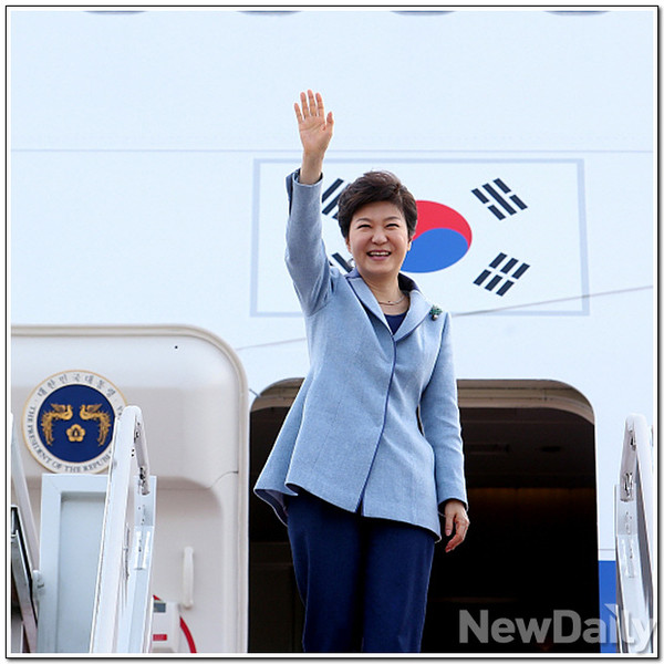 ▲ 서유럽 순방 일정을 모두 마친 박근혜 대통령이 9일 서울공항을 통해 입국하고 있다. ⓒ 뉴데일리