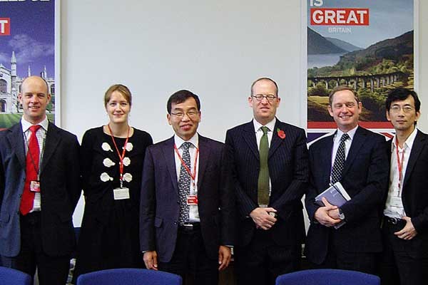 ▲ 영국 내각사무처에서 회의를 가진 이기주 KISA원장과 영국 사이버 보안기관 관계자들. [사진: KISA 제공]