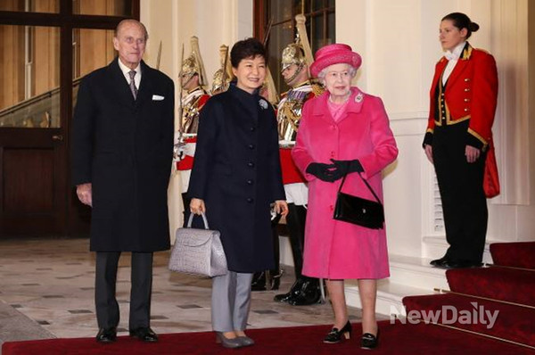 ▲ 박근혜 대통령은 영국 국빈방문 당시, 엘리자베스 2세 여왕에게 지난해 런던올림픽에서 본드걸로 등장한 데 대해 