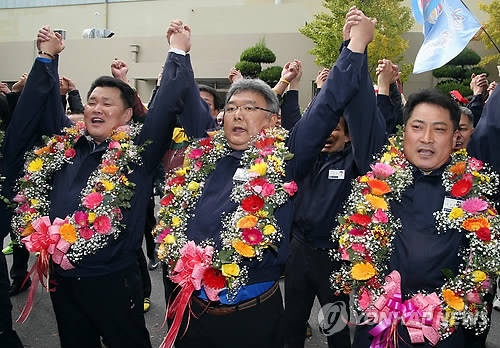 ▲ 이경훈 현대차 새 노조위원장 당선자(가운데)가 만세를 외치고 있다.