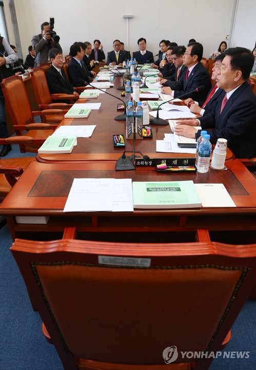 ▲ 민주당이 황찬현 감사원장 등 인사청문회가 열리는 11∼13일 청문회를 제외한 상임위 활동을 전면 보이콧 하기로 결정한 가운데 11일 오전 열릴 예정인 예산결산특위 결산심사소위에서 새누리당 의원들이 야당의원들을 기다리고 있다.ⓒ연합뉴스