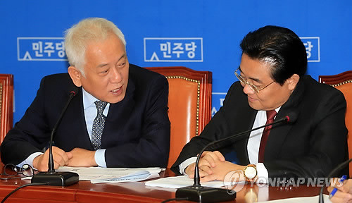 ▲ 김한길 민주당 대표와 전병헌 원내대표가 11일 오전 국회 당 대표실에서 열린 최고위원회의에서 얘기를 나누고 있다.ⓒ연합뉴스