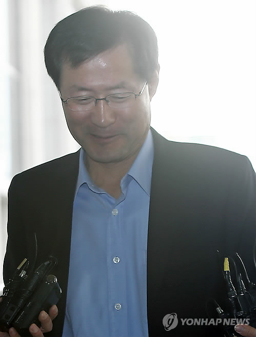 ▲ 신임 검찰총장으로 내정된 김진태 후보자(오른쪽)가 28일 오전 인사청문팀 사무실이 마련된 서울 서초동 고등검찰청으로 출근하고 있다.ⓒ연합뉴스