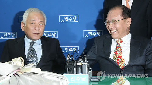 ▲ 황우여 새누리당 대표(오른쪽)가 11일 오후 서울 영등포구 여의도동 민주당 당사를 방문, 김한길 민주당 대표와 대화하고 있다.ⓒ연합뉴스