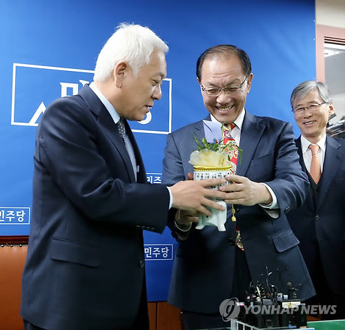 ▲ 황우여 새누리당 대표(오른쪽)가 11일 오후 서울 영등포구 여의도동 민주당 당사를 방문, 김한길 민주당 대표에게 군천조 화분을 선물하고 있다.ⓒ연합뉴스