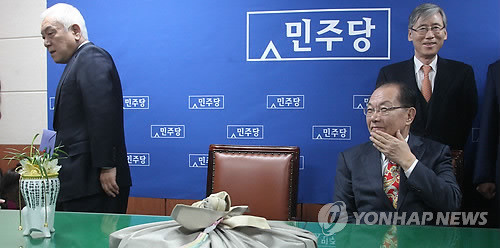 ▲ 황우여 새누리당 대표(오른쪽)가 11일 오후 영등포구 여의도동 민주당 당사를 방문한 자리에서 김한길 대표가 등을 보이고 있다.ⓒ연합뉴스
