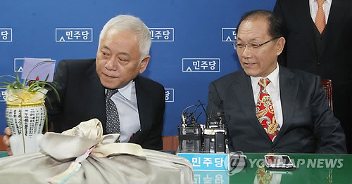 ▲ 황우여 새누리당 대표(오른쪽)가 11일 오후 서울 영등포구 여의도동 민주당 당사를 방문, 김한길 민주당 대표와 대화하고 있다.ⓒ연합뉴스