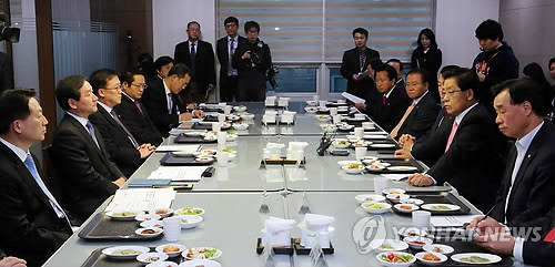 ▲ 유정복 안전행정부 장관과 김태환 국회 안전행정위원장 등 관계자들이 4일 국회에서 취득세 인하 소급적용 시점을 협의하기 위해 열린 당정협의에서 의견을 나누고 있다.