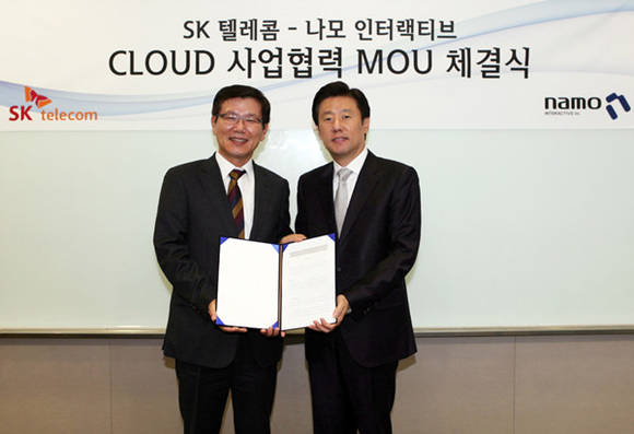 ▲ SK텔레콤과 나모인터랙티브의 '클라우드 웹트리' 공동개발 MOU 체결식에 참석한 원성식 SK텔레콤 솔루션사업본부장(우)과 김상배 나모인터랙티브 사장.ⓒSK텔레콤