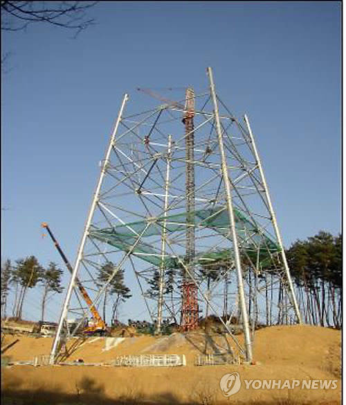 ▲ 송전탑 지상 공사 가운데 철탑 조립모습.