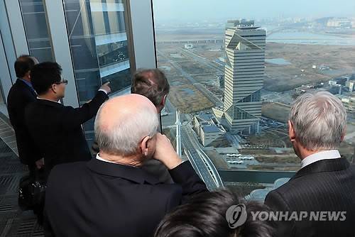 ▲ 인천시 연수구 포스코E&C에서 G타워를 바라보는 레스터 달리 세계은행 수석 고문 등 세계은행 임원들 2013.11.5 ⓒ 연합뉴스DB