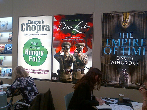 ▲ 2013년 10월 독일 프랑크 푸르트에서 장진성의 자서전이 2014년 랜돔그룹의 대표작으로 소개