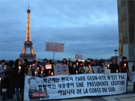 ▲ 박근혜 대통령이 올랑드 프랑스 대통령과 정상회담을 위해 파리에 도착하자 종친떼 세력들이 [박근혜 하야]를 외치며 시위하는 모습.