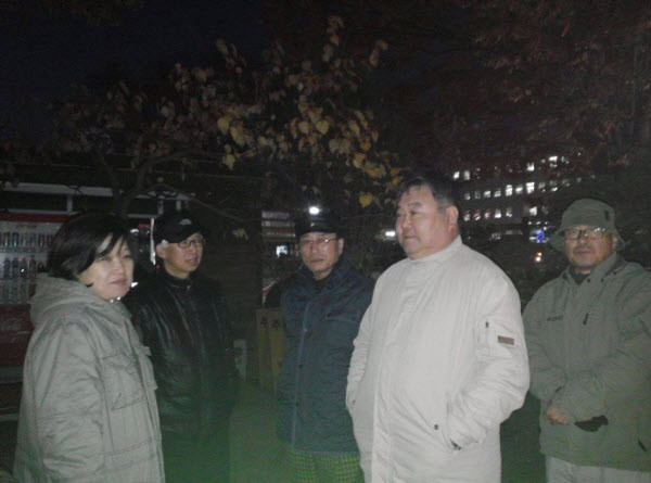 ▲ 권유미 블루유니온 대표(왼쪽)와 애국 시민들이 통진당 내란음모 지지자들과 맞서고 있다 ⓒ 블루투데이