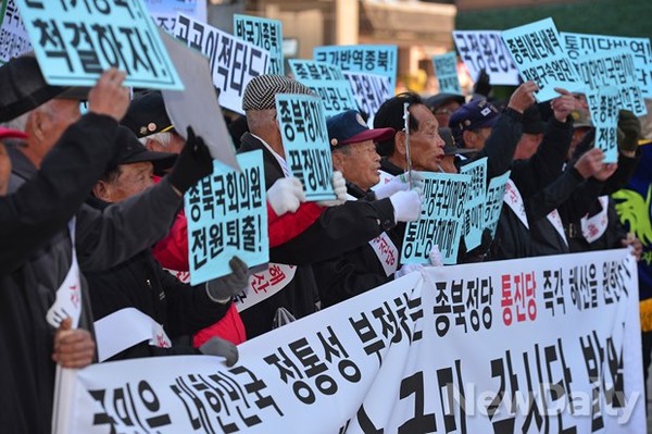 ▲ 12일 오전 11시, 서울시청 앞 광장을 찾은 국민들. 이들은 통합진보당의 불법 점거와 거짓 선동을 규탄했다ⓒ정상윤