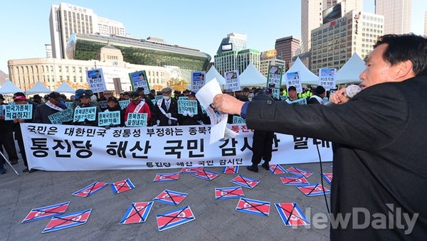 ▲ 박찬성 반핵반김국민협의회 대표가 통진당 해산을 촉구하는 기자회견에서 발언을 하고 있다ⓒ정상윤