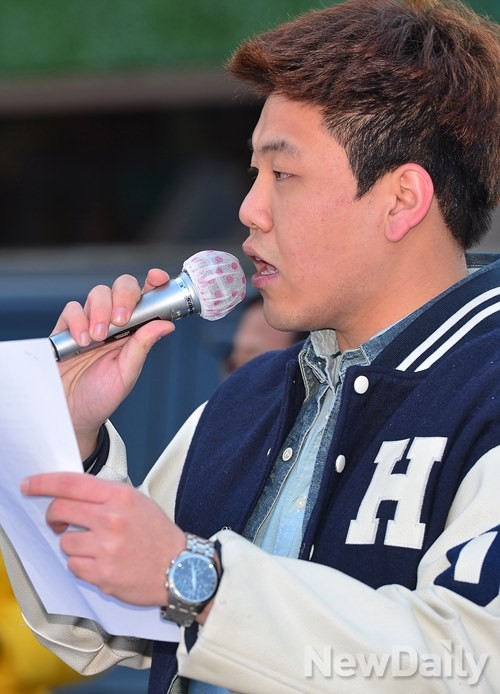 ▲ 12일 서울시청 앞 광장에서 열린 통합진보당 해산 요구 기자회견에서 발언하고 있는 자유대학생연합 조무현 부대표ⓒ정상윤