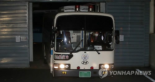 ▲ 33년 만의 내란음모 사건 첫 공판이 끝난 12일 오후 통합진보당 이석기 의원을 태운 것으로 추정되는 차량이 경기도 수원지법으로 떠나고 있다.ⓒ연합뉴스