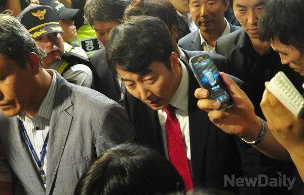 ▲ <이석기>통합진보당 의원이 9월 4일 오후 서울 여의도 국회 의원회관 의원실에서 법원의 구인장을 집행하는 국정원에 강제 연행됐다. ⓒ 뉴데일리DB