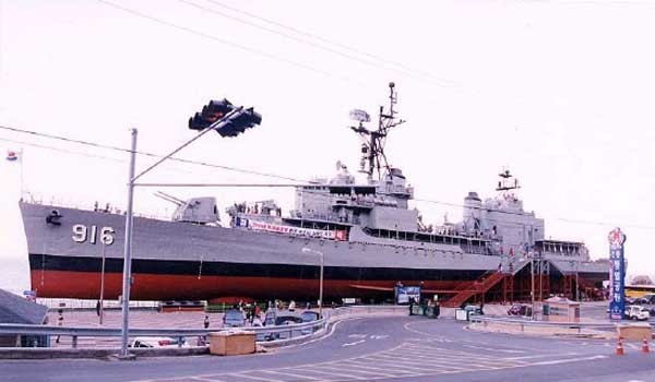 ▲ 강원 강릉시 통일공원에 전시돼 있는 첫 번째 전북함.