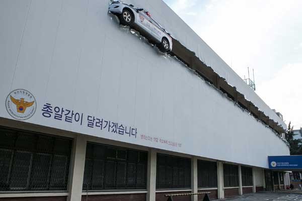 ▲ 광고천재 이제석 씨가 부산경찰을 위해 만들어 준 광고. '총알같이 달려가겠다'는 메시지를 표현했다고 한다.