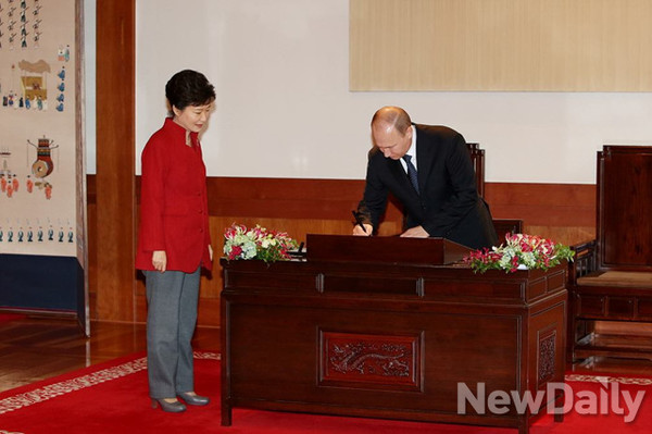 ▲ 푸틴 러시아 대통령이 13일 청와대에서 방명록을 작성하고 있다.  ⓒ 뉴데일리