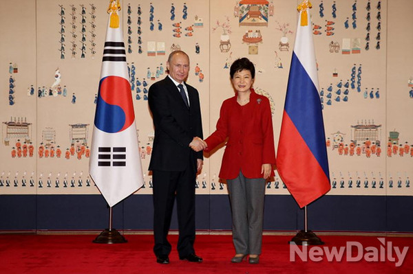 ▲ 박근혜 대통령은 13일 공식 방한한 푸틴 러시아 대통령과 청와대에서 악수를 나누고  있다. 푸틴 대통령은 이날 공식 행사에 30분 가량 늦게 왔다.  ⓒ 뉴데일리
