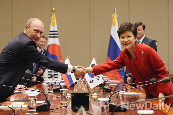 ▲ 박근혜 대통령은 13일 공식 방한한 푸틴 러시아 대통령과 청와대에서 정상회담을 나누기 전 악수를 하고 있다.  ⓒ 뉴데일리