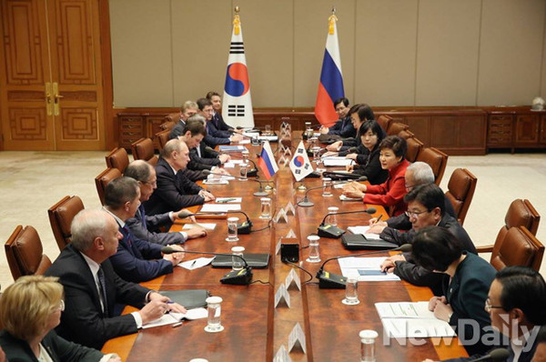 ▲ 박근혜 대통령과 푸틴 러시아 대통령이 13일 실무진들과 정상회담을 하고 있다. ⓒ 뉴데일리
