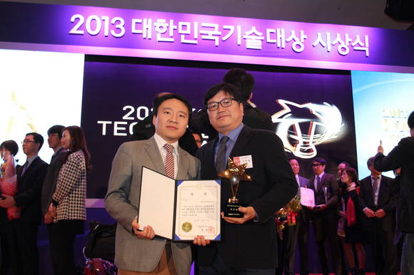 ▲ 지난 12일 일산 킨텍스에서 열린 대한민국기술대상 시상식에서 대우조선해양 이정렬 부장 (오른쪽)과 임용환 대리 (왼쪽)가 수상을 한 뒤 기념촬영을 하고 있다.ⓒ대우조선해양