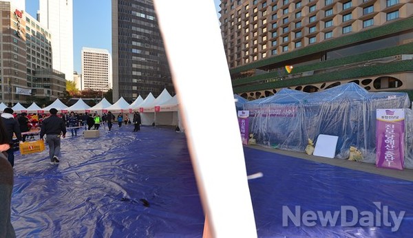 ▲ 시청 광장에 자리잡은 통합진보당의 천막. 박원순 서울시장은 이를 천 한 장으로 가리면서 행사에 피해를 줄이도록 조치했다ⓒ정상윤