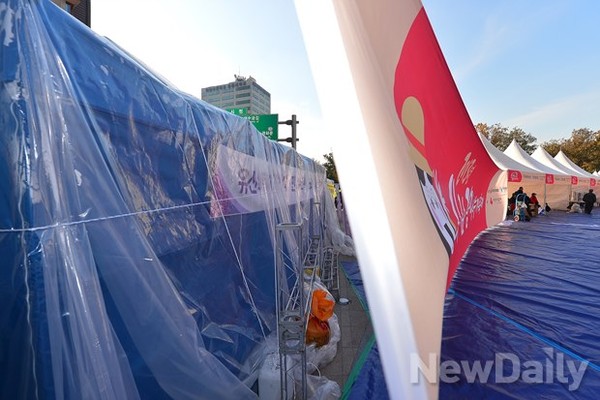 ▲ 시청 광장에 자리잡은 통합진보당의 천막. 박원순 서울시장은 이를 천 한 장으로 가리면서 행사에 피해를 줄이도록 조치했다ⓒ정상윤