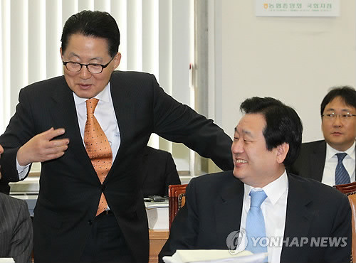 ▲ 기쁜 표정으로 대화하고 있는 민주당 박지원 의원과 새누리당 김무성 의원. ⓒ연합뉴스