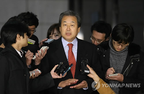 ▲ 김무성 의원이 14일 오전 서울 서초동 서울중앙지검에서 조사를 마친 뒤 취재진의 질문에 답하고 있다. ⓒ연합뉴스