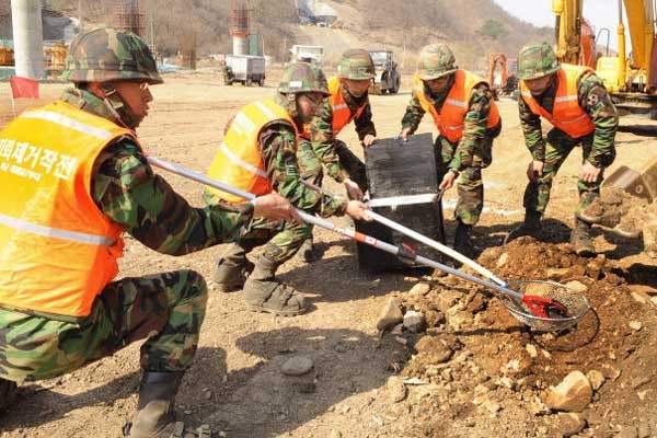 ▲ 건설현장에서 미확인 지뢰를 제거 중인 군부대. [사진: 국방일보 캡쳐]